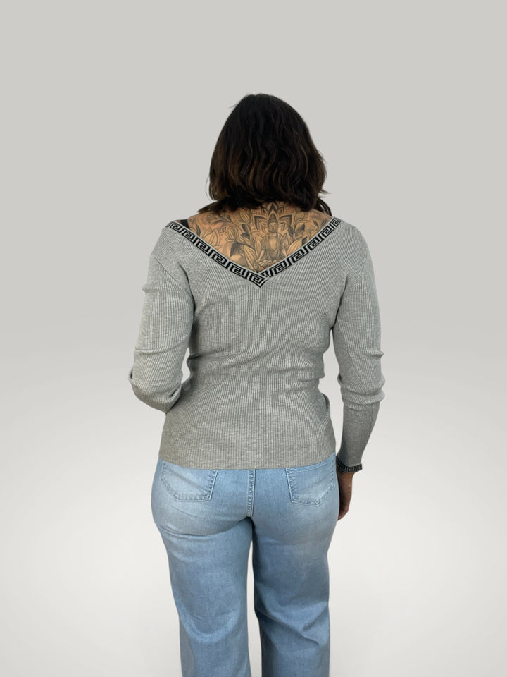 Blusa cinzenta Isabelle Hannover com decote em V nas costas, detalhe de padrão grego e mangas compridas caneladas.