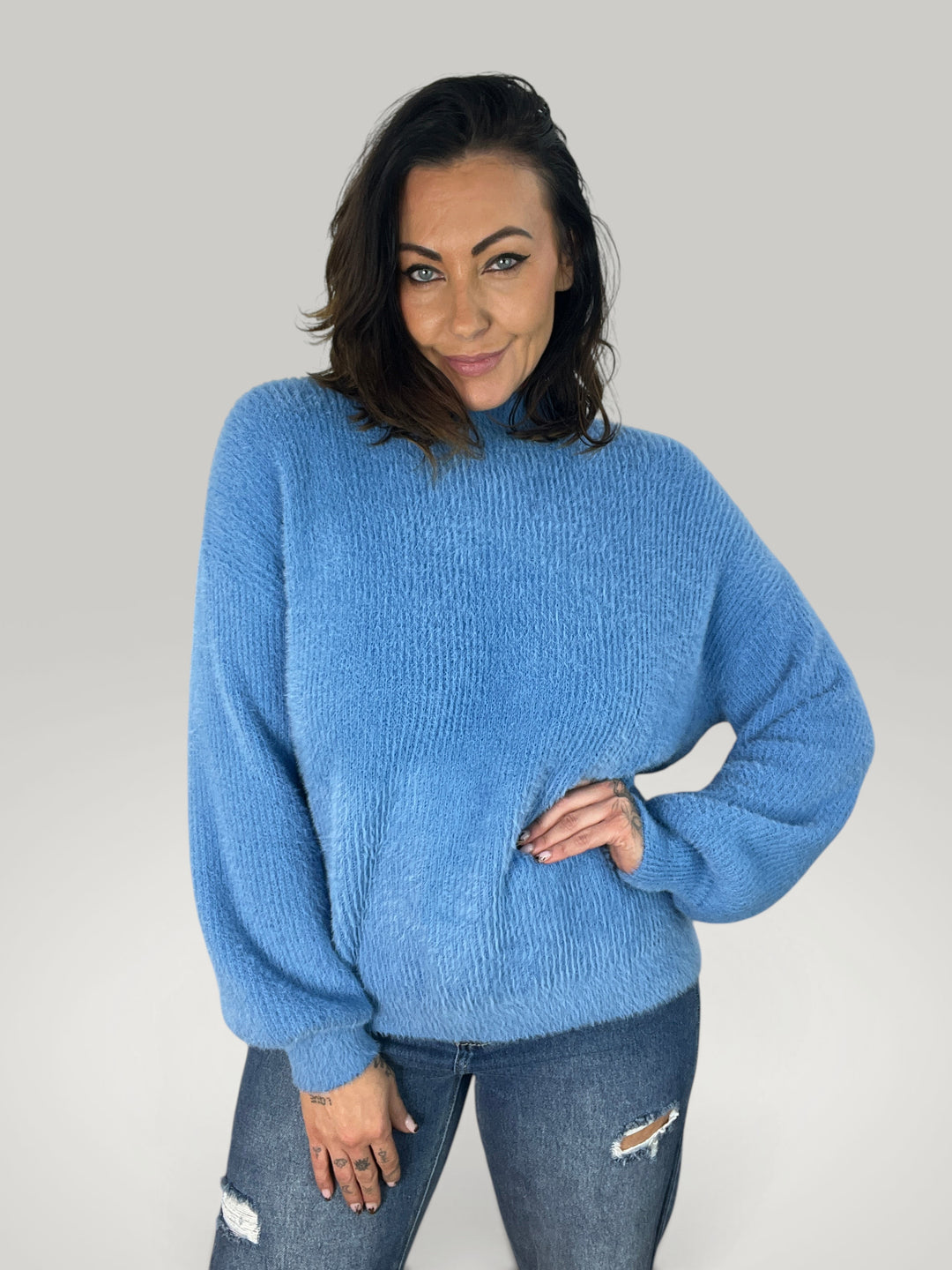 Isabelle Hannover camisola de mulher azul em malha felpuda macia com decote redondo e ajuste descontraído