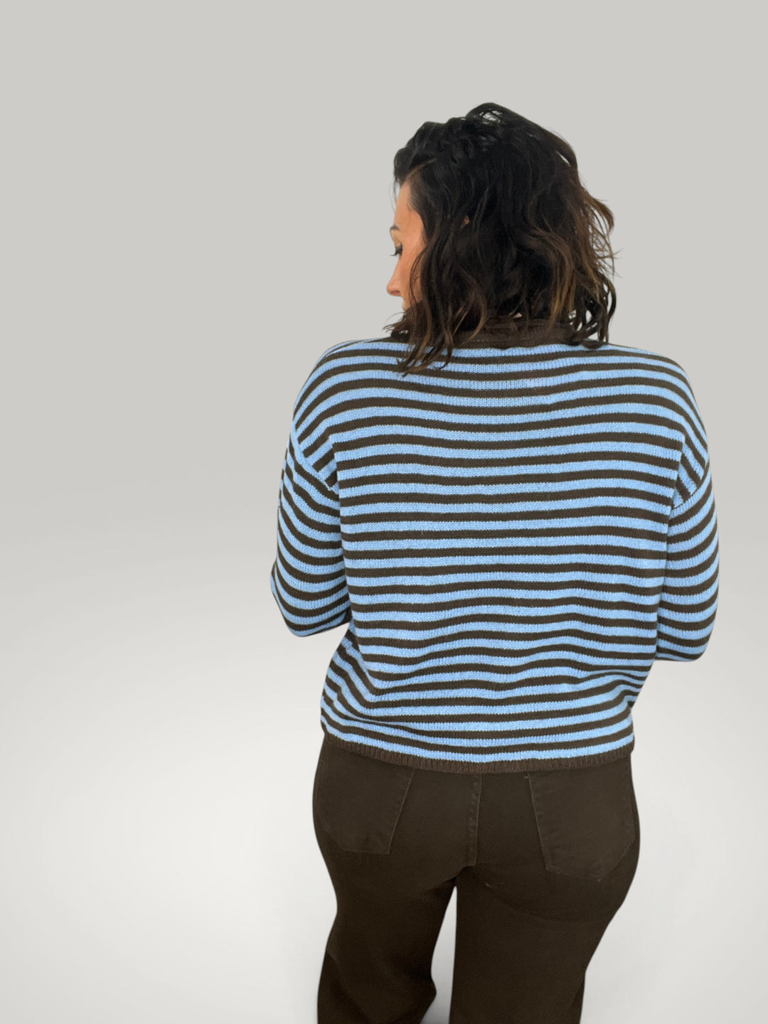 Isabelle Hannover camisola curta de malha às riscas azuis e castanhas com corte descontraído e ombros descaídos