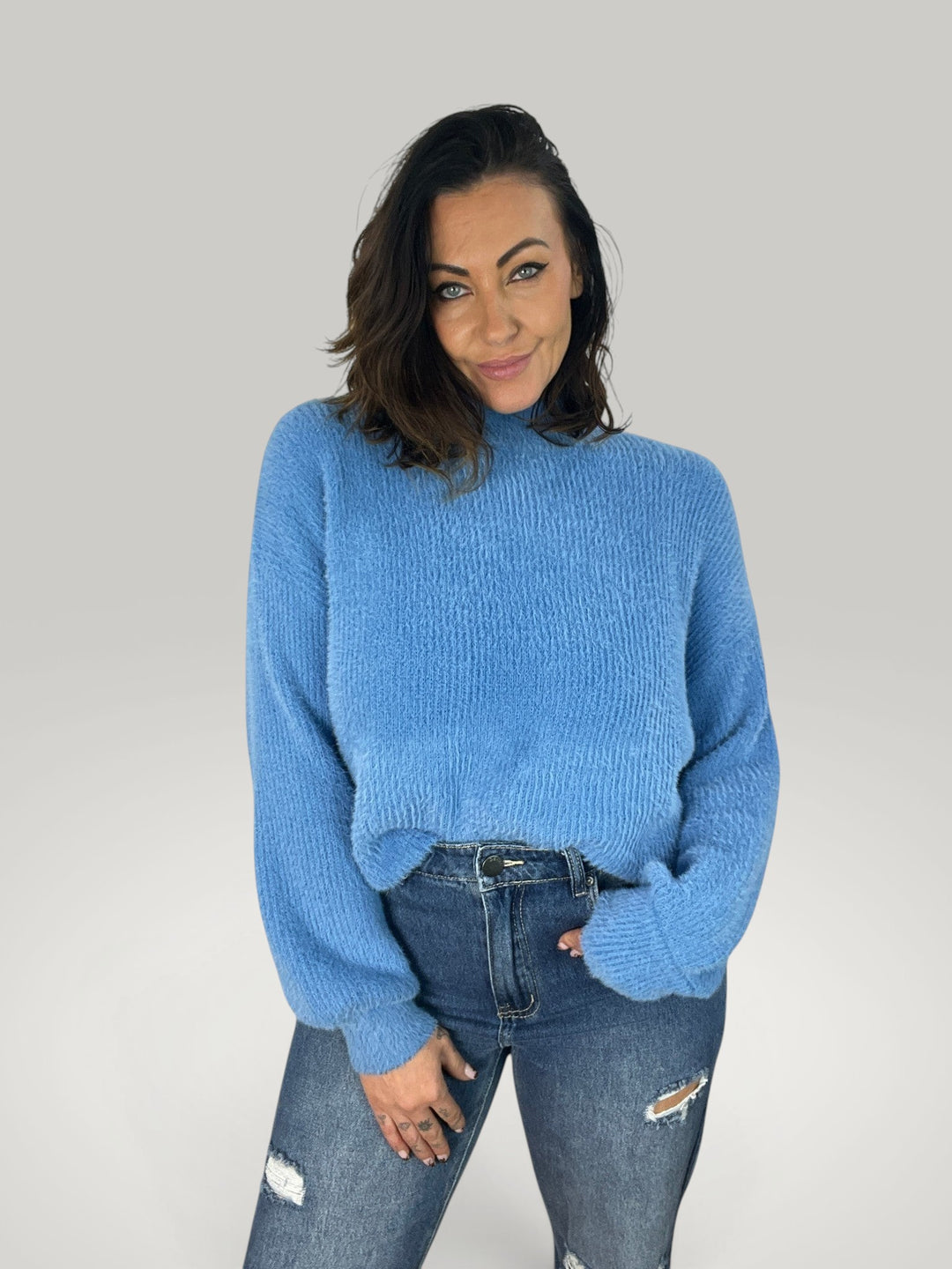 Mulher a usar camisola de malha felpuda azul Isabelle Hannover com gola redonda e corte descontraído