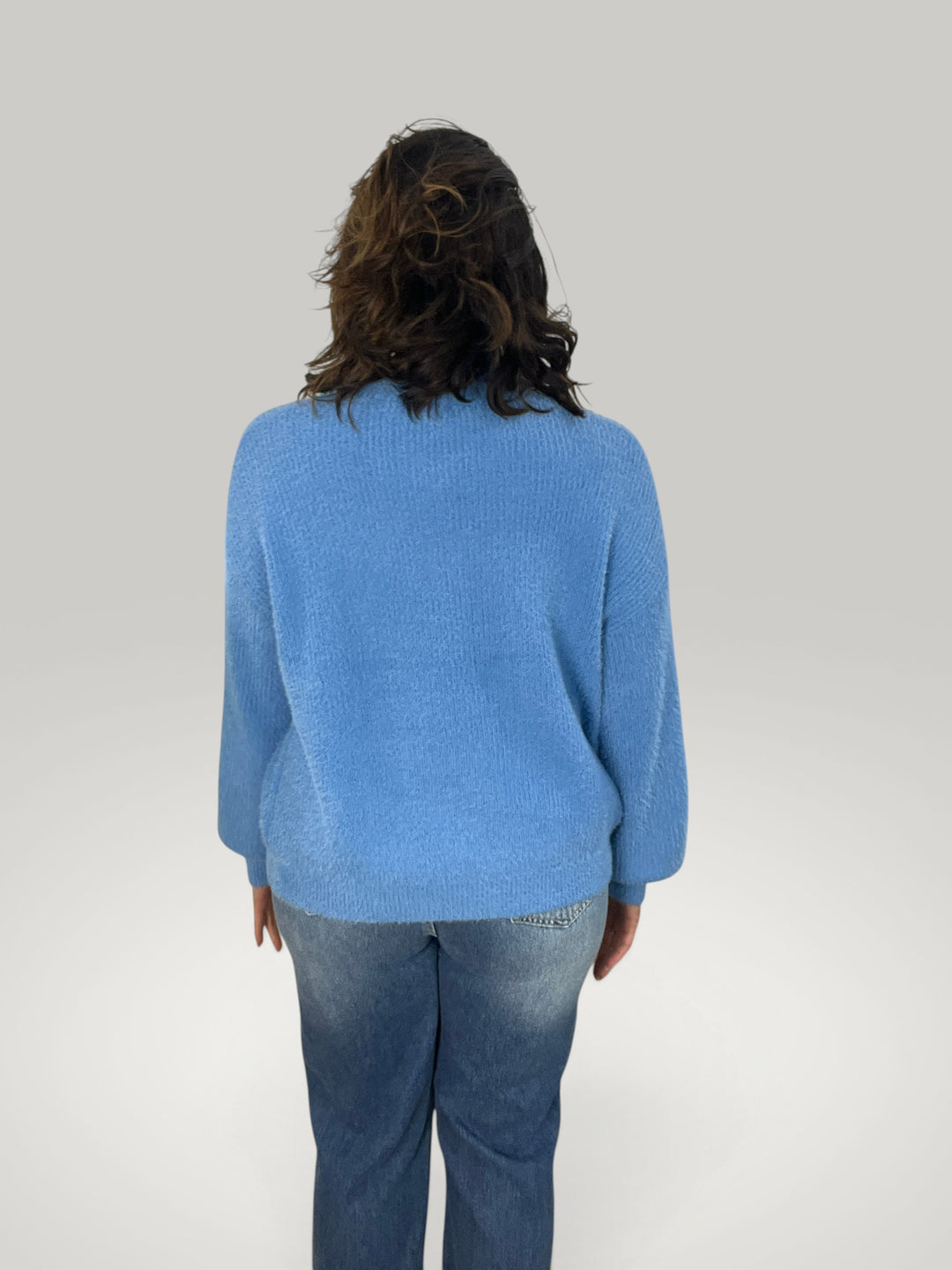 Isabelle Hannover camisola de malha felpuda azul com gola redonda e corte descontraído vista de costas