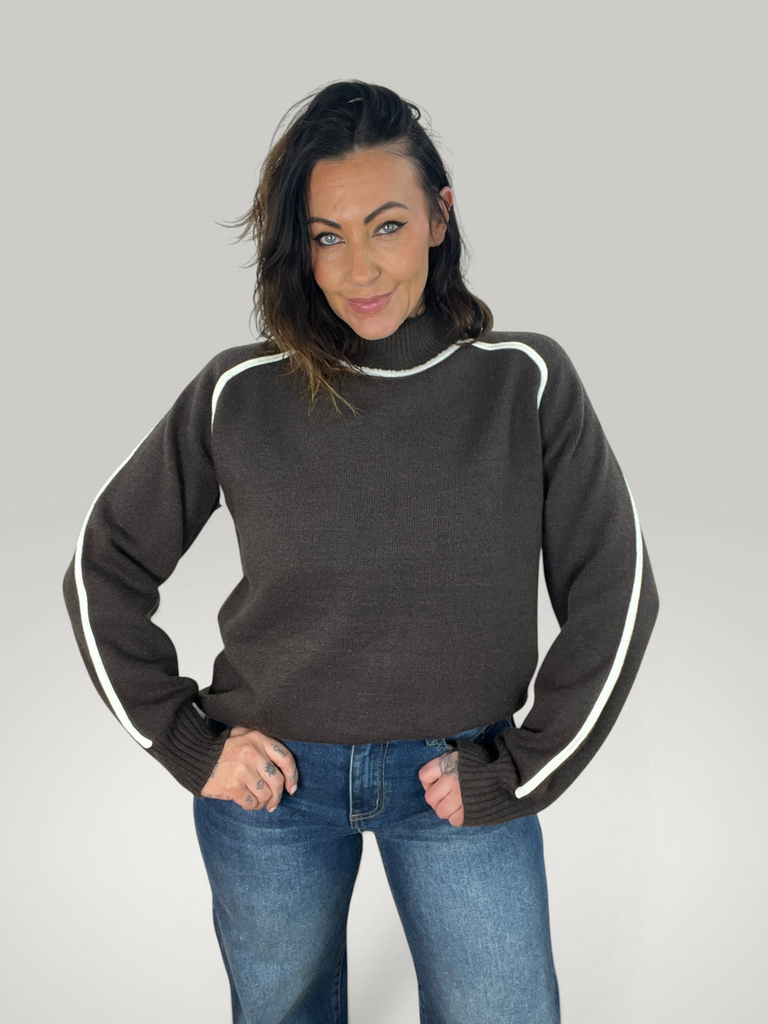 Modelo veste camisola de gola alta Isabelle Hannover castanha com detalhes de tubagem branca nas mangas