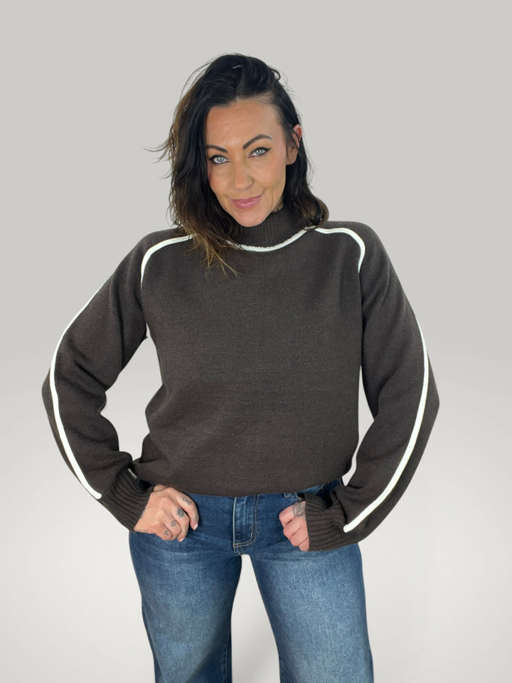 Modelo veste camisola de gola alta Isabelle Hannover castanha com detalhes de tubagem branca nas mangas