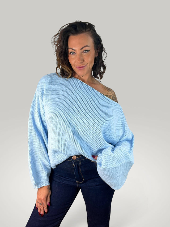 Mulher a usar camisola de malha azul clara Isabelle Hannover com decote redondo e mangas balão largas