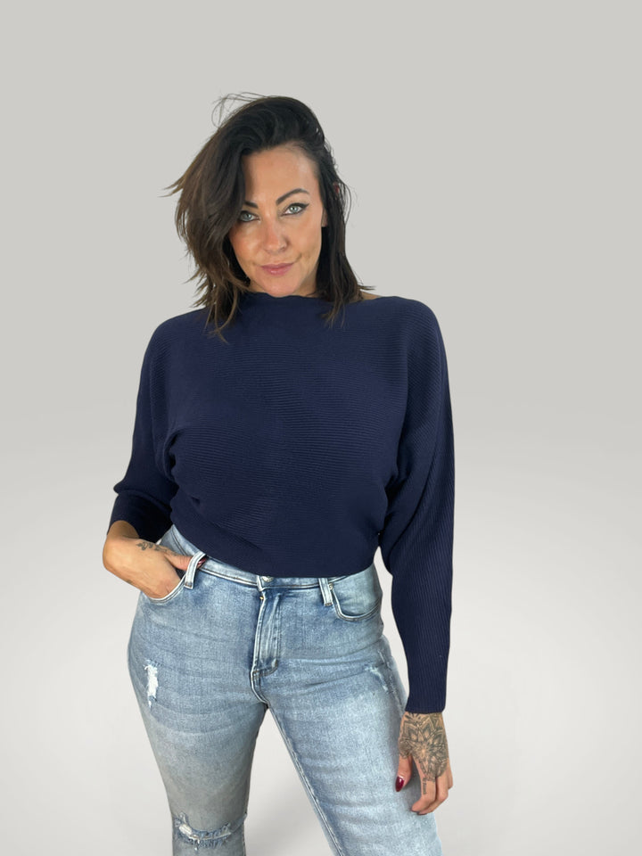 Mulher veste camisola de malha azul marinho Isabelle Hannover com decote barco e mangas morcego em corte largo