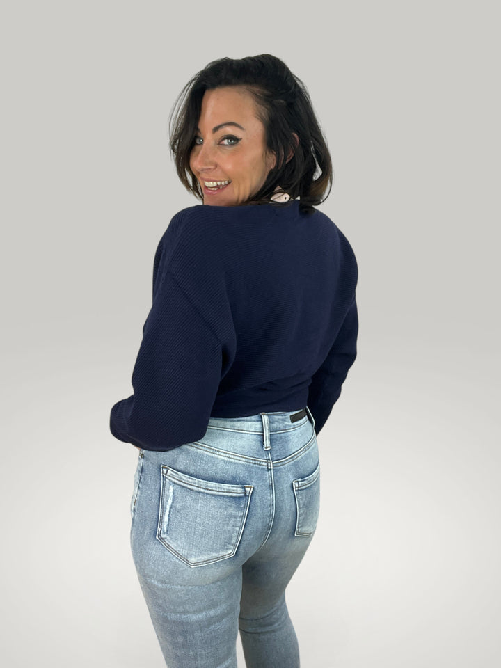 Isabelle Hannover camisola de malha azul-marinho com corte largo e mangas morcego, vista de costas numa modelo