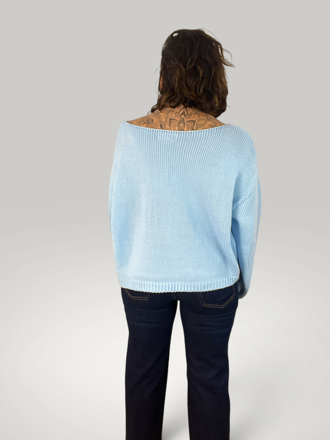 Isabelle Hannover camisola de malha azul clara com corte largo, decote redondo e mangas balão, vista de costas.