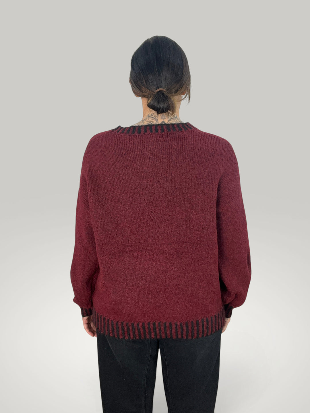 Isabelle Hannover camisola de malha bordô com riscas pretas contrastantes no decote e bainha, corte descontraído.