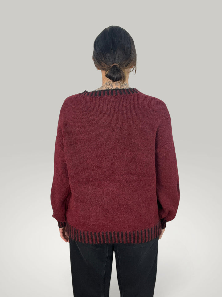 Isabelle Hannover camisola de malha bordô com riscas pretas contrastantes no decote e bainha, corte descontraído.