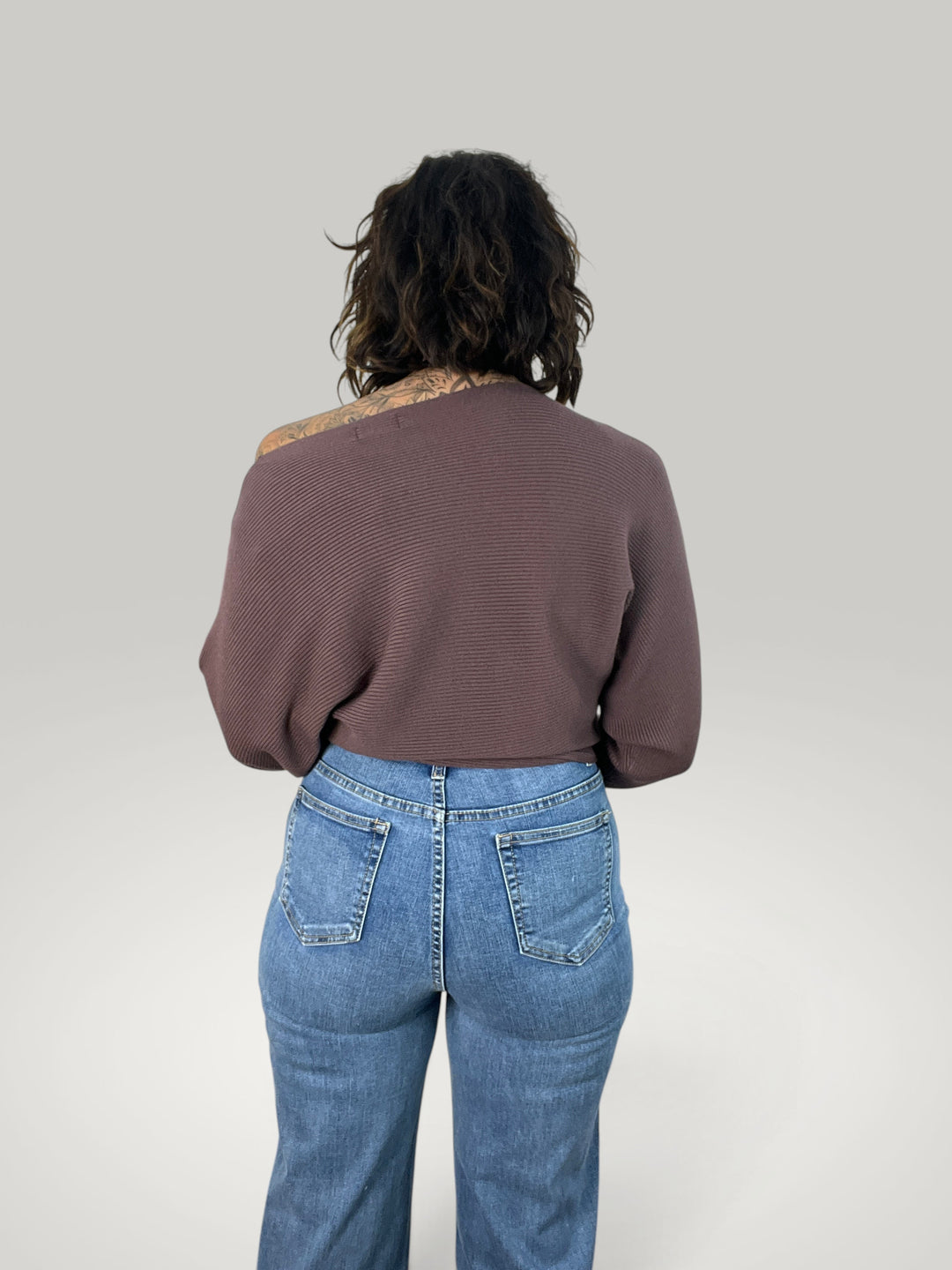 Isabelle Hannover camisola de malha castanha com decote barco e mangas morcego, vista de costas