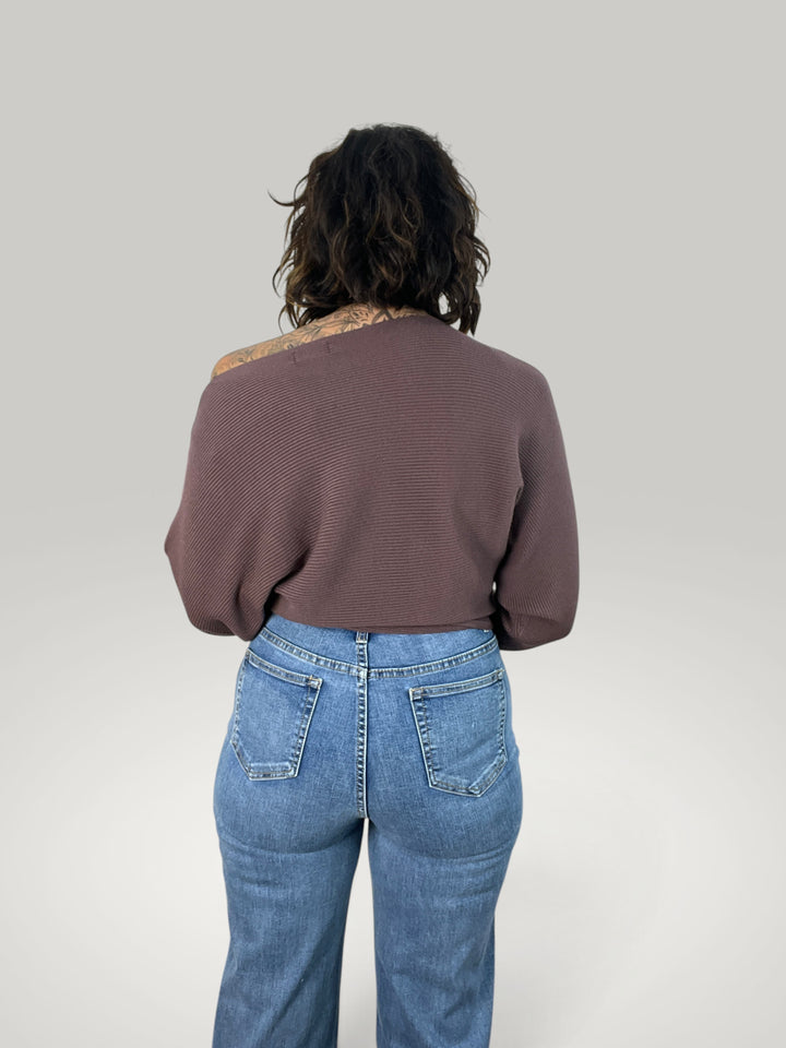 Isabelle Hannover camisola de malha castanha com decote barco e mangas morcego, vista de costas
