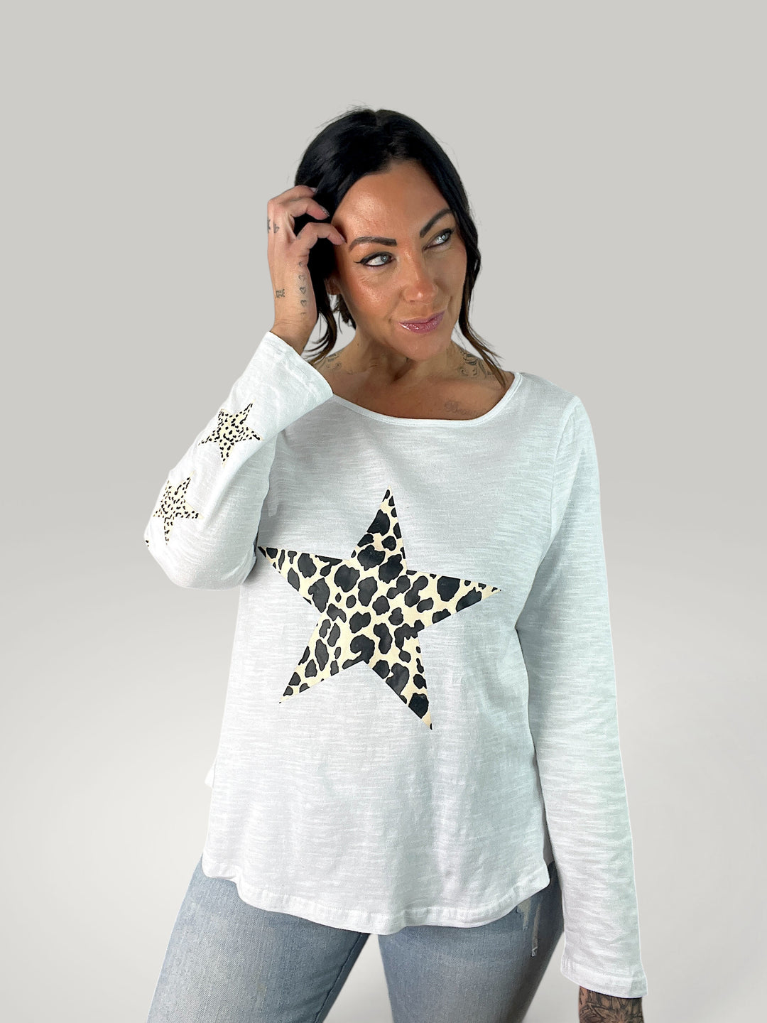 Isabelle Hannover camisola de manga comprida branca com estampado de estrela em padrão leopardo e decote redondo