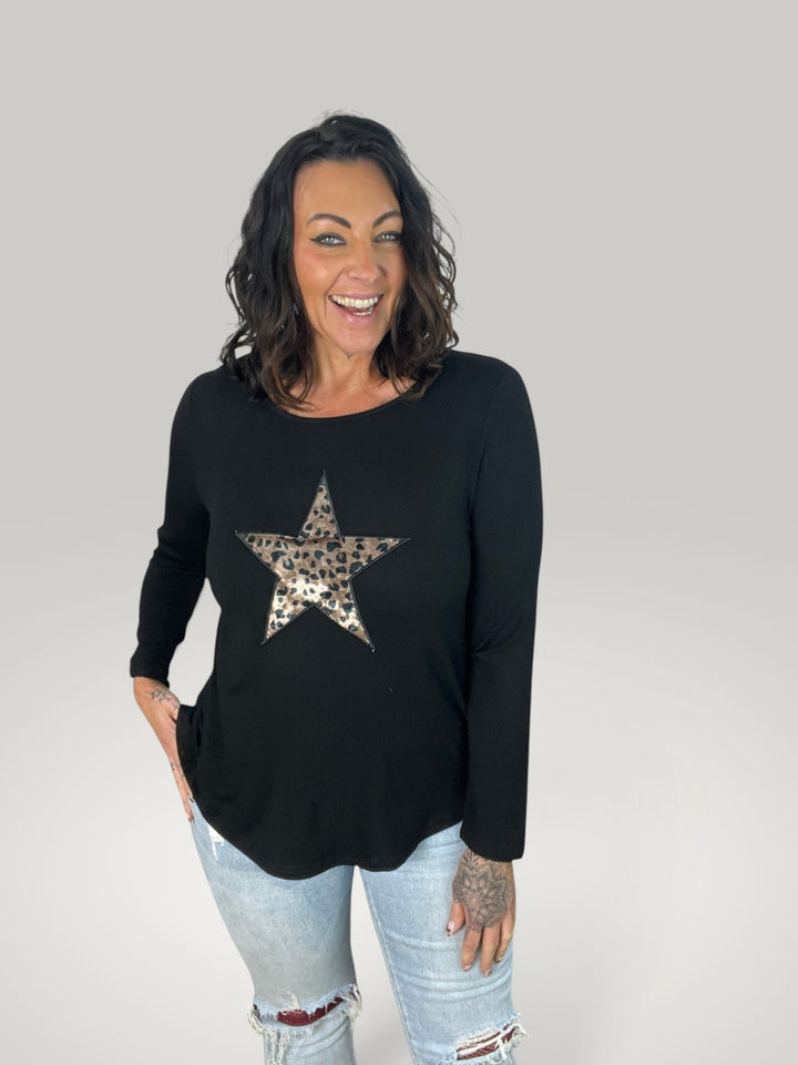 Modelo sorridente veste camisola preta de manga comprida Isabelle Hannover com estampado de estrela em leopardo