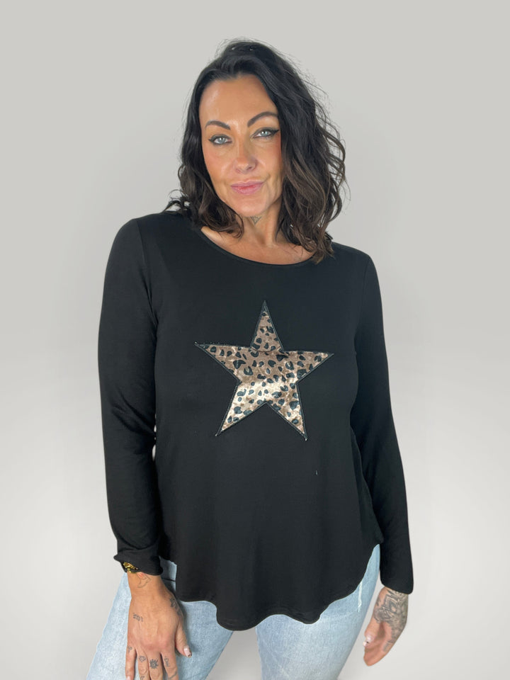 Modelo veste camisola de manga comprida preta Isabelle Hannover com estampado de estrela em padrão leopardo