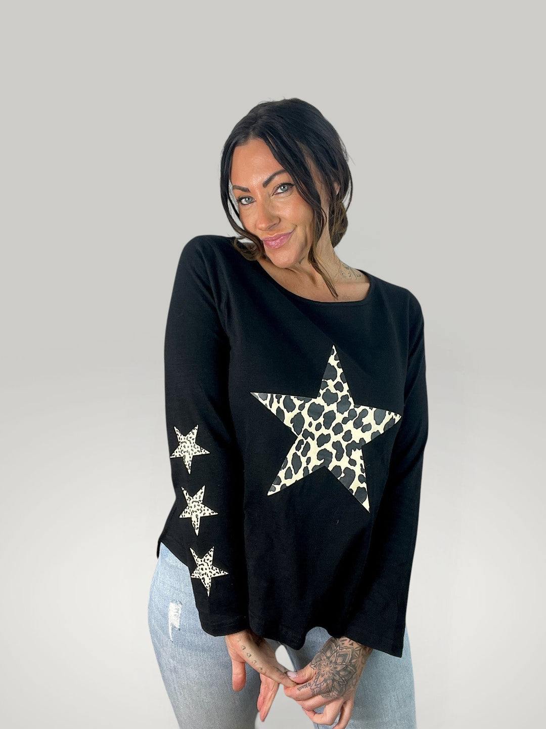 Isabelle Hannover camisola preta de manga comprida com estampado de estrelas em padrão leopardo e decote redondo