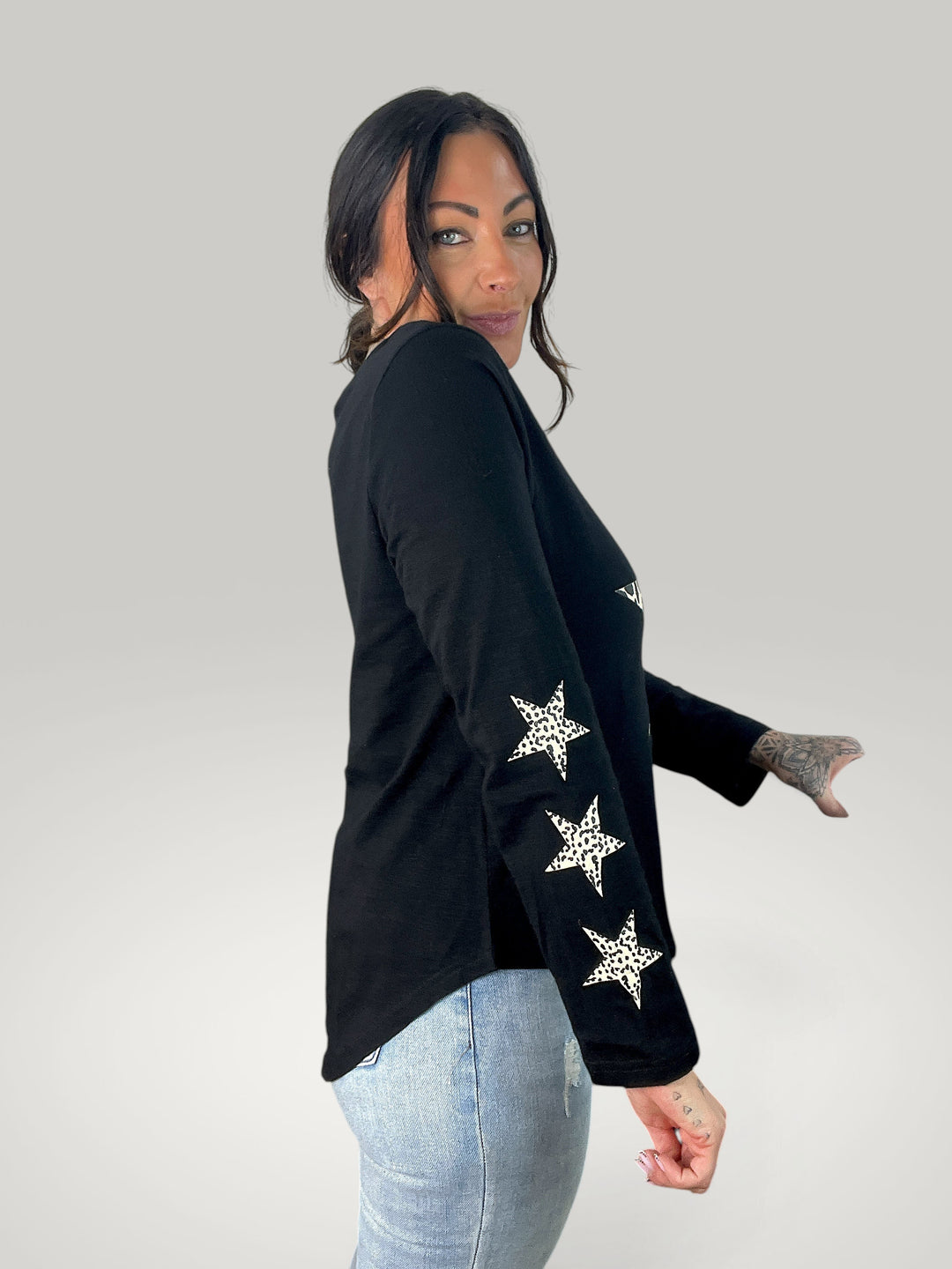 Isabelle Hannover camisola preta de manga comprida com estampado de estrelas com padrão animal em algodão macio