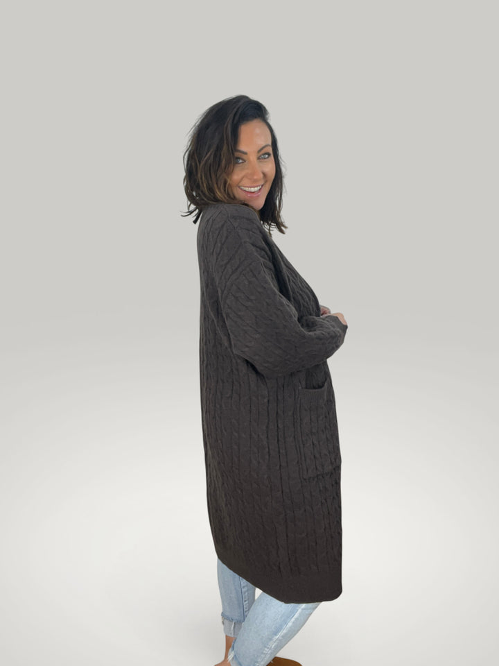 Cardigan comprido Isabelle Hannover em malha trançada castanha com corte casual e frente aberta