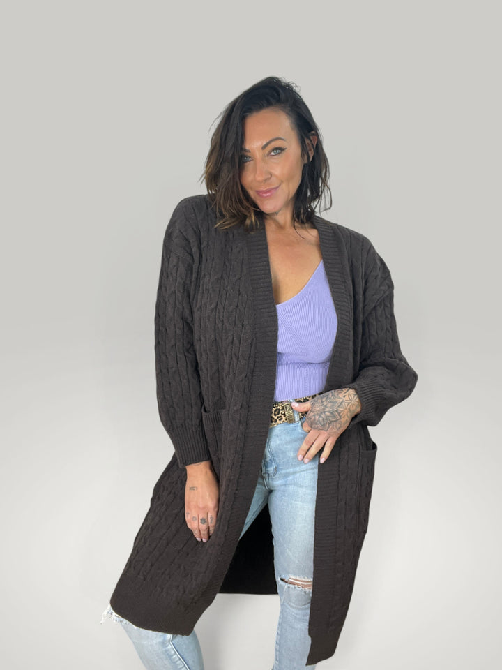 Cardigan de malha trançada castanho Isabelle Hannover com corte casual, frente aberta e mangas compridas