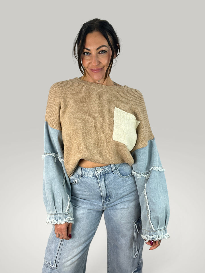 Pullover Isabelle Hannover bege com mangas de ganga em contraste, decote redondo e bolso frontal, estilo casual.