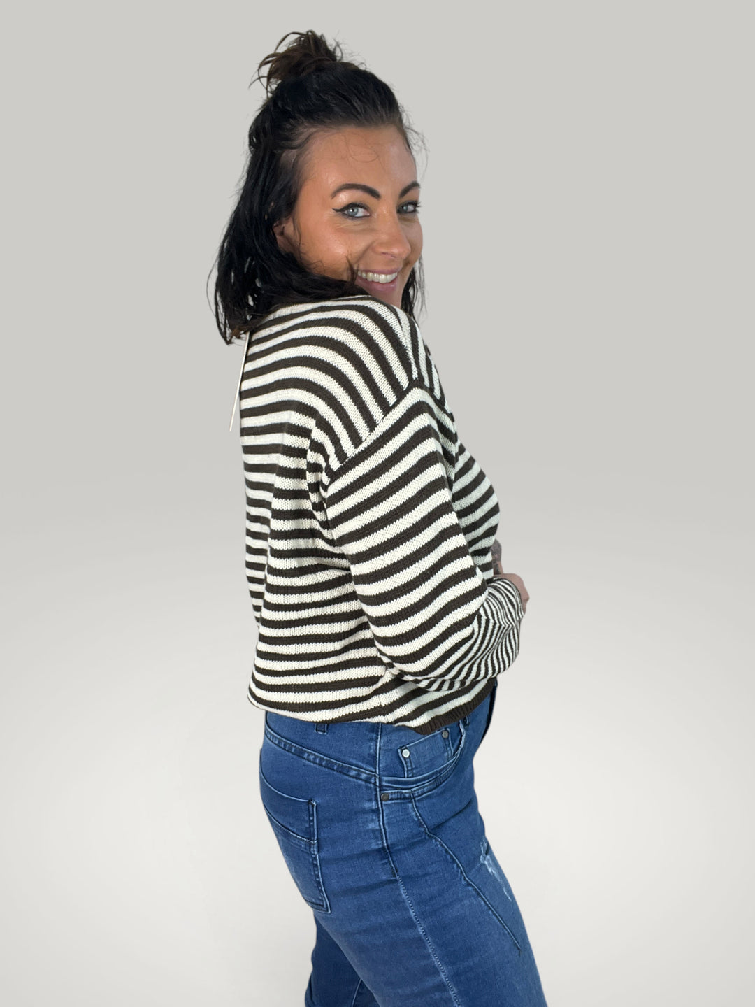 Isabelle Hannover crop-pullover às riscas castanhas e brancas com corte boxy e decote redondo em malha de lã