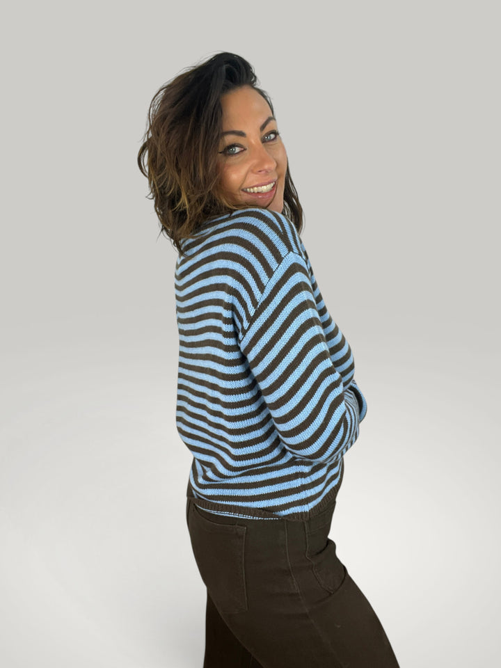 Isabelle Hannover crop-pullover às riscas azuis e castanhas com corte descontraído e decote redondo