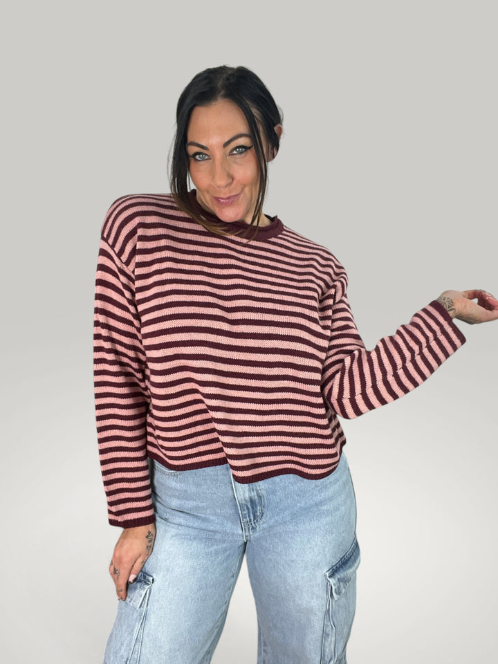 Pullover curto Isabelle Hannover às riscas rosa e bordeaux com corte quadrado, gola redonda e mangas compridas.