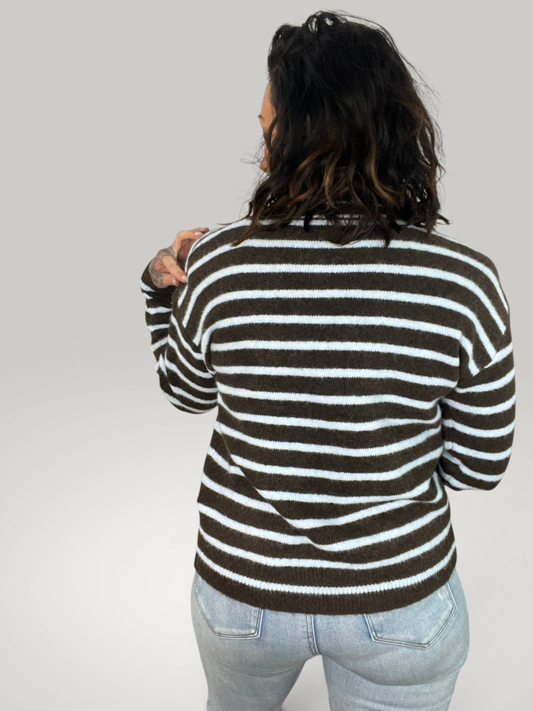 Pullover às riscas Isabelle Hannover com gola alta, corte largo e ombros descaídos em malha macia de lã e acrílico.