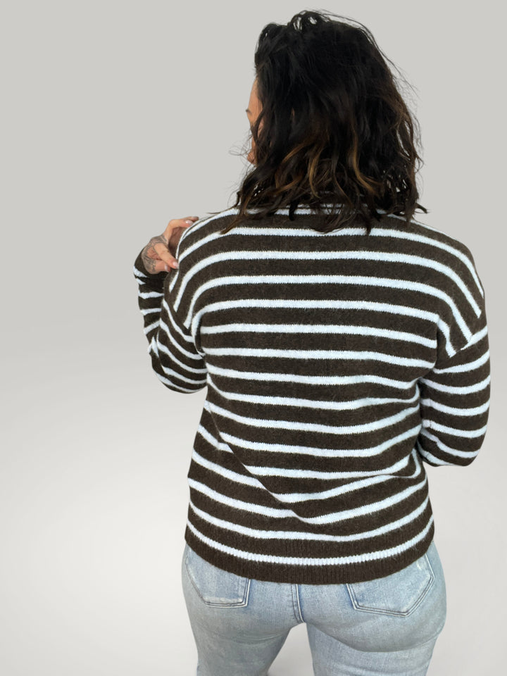 Pullover às riscas Isabelle Hannover com gola alta, corte largo e ombros descaídos em malha macia de lã e acrílico.