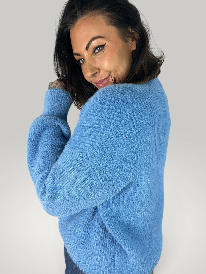 Isabelle Hannover Melina pulôver azul de malha felpuda com decote redondo e ajuste relaxado em modelo