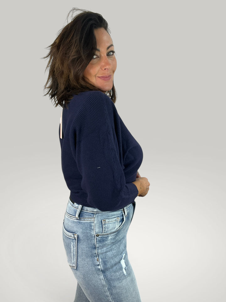 Isabelle Hannover pulôver de malha azul marinho com decote barco e mangas morcego em modelo feminina