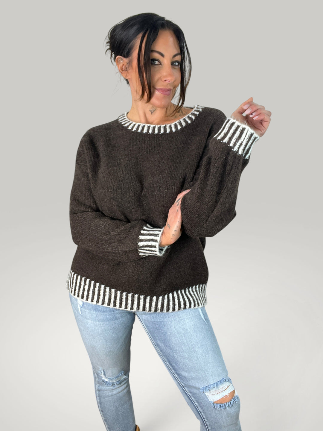 Isabelle Hannover pulôver de malha castanho com riscas contrastantes no decote, punhos e bainha, corte casual.