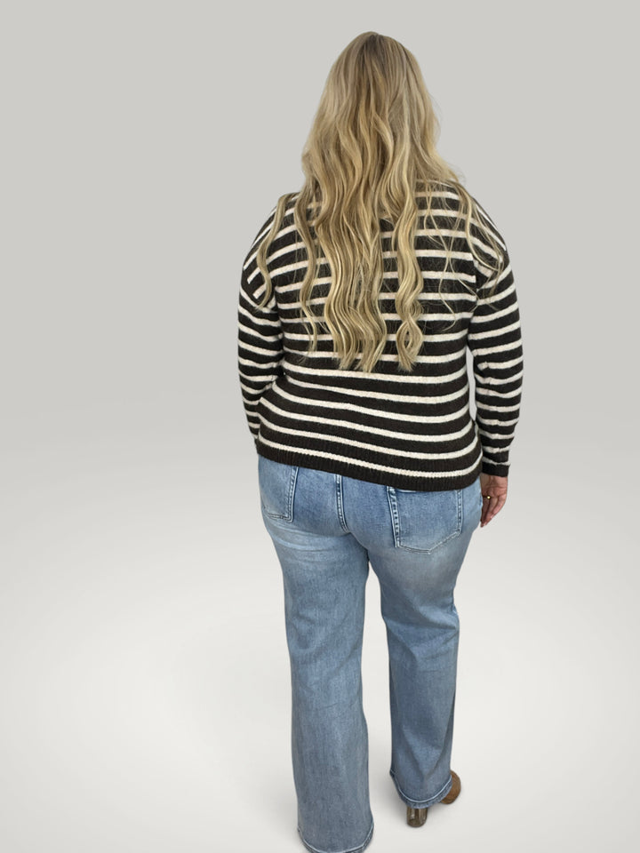 Isabelle Hannover pulôver às riscas com gola alta e corte largo, visto de costas numa modelo com cabelo loiro.