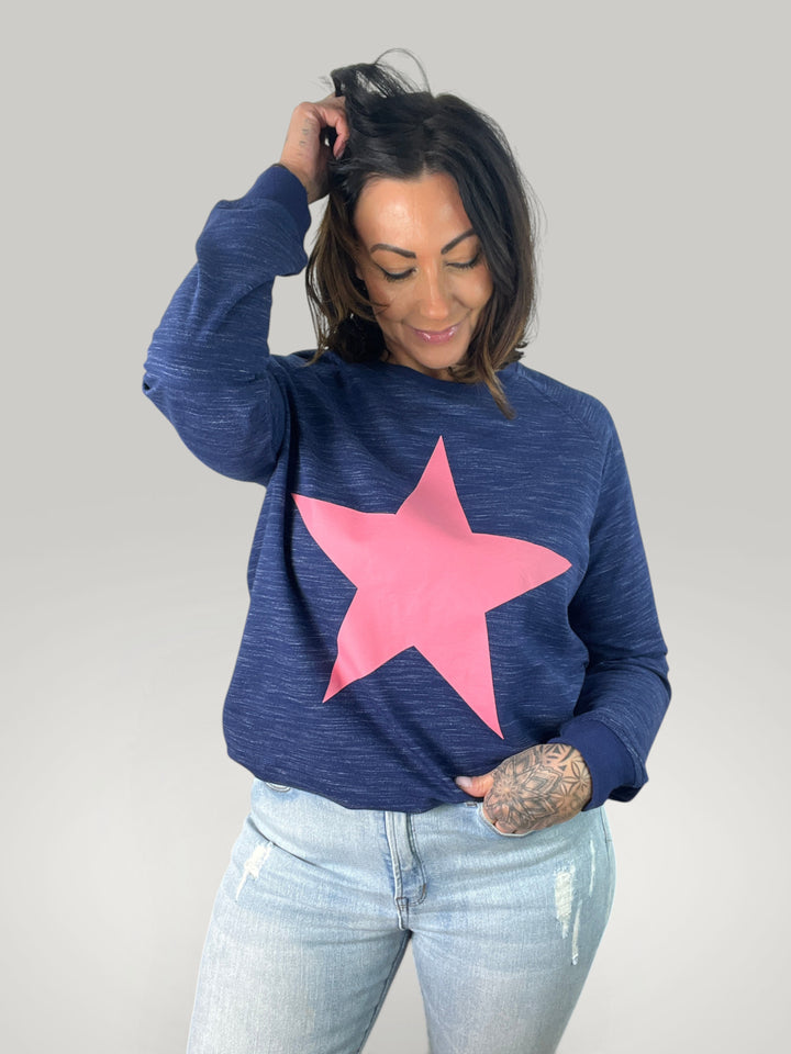 Isabelle Hannover sweatshirt azul marinho com estampa de estrela rosa, gola redonda e ajuste descontraído