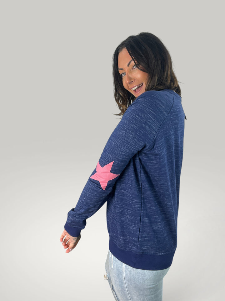 Sweatshirt Isabelle Hannover azul com estampa de estrela rosa no cotovelo, corte largo e decote redondo