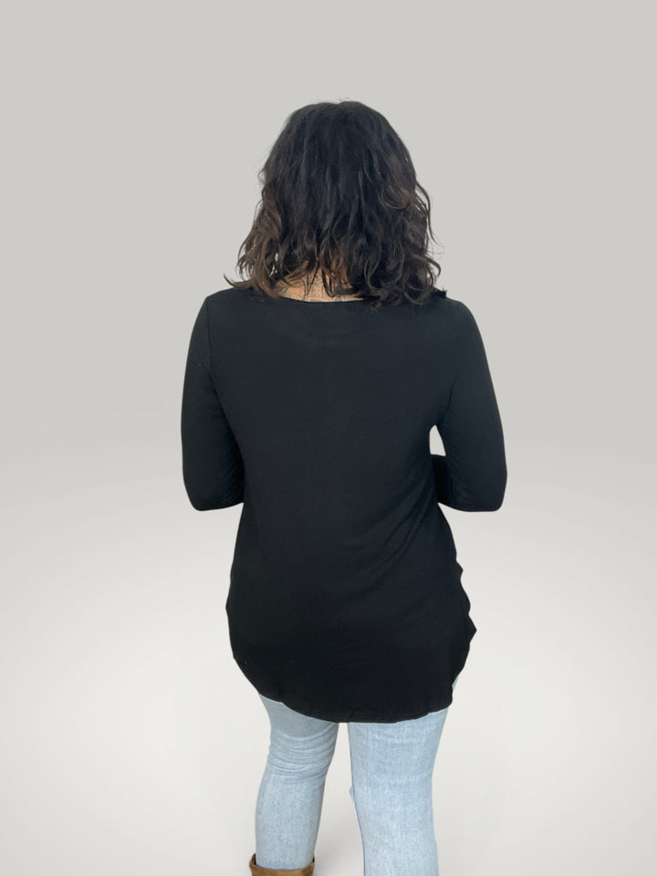 Vista traseira da t-shirt de manga comprida preta Isabelle Hannover em mistura de algodão macio com corte regular