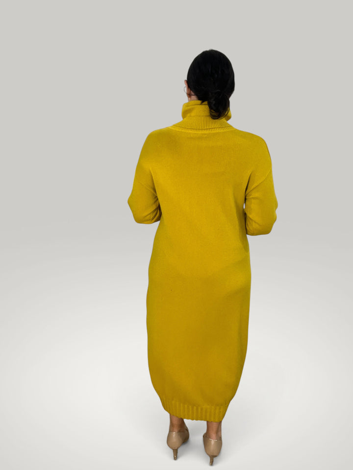 Isabelle Hannover vestido de malha amarelo mostarda com gola alta e mangas compridas, vista traseira