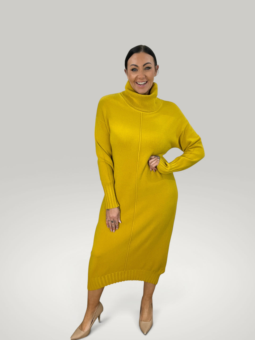 Modelo sorridente veste vestido de malha amarelo Isabelle Hannover com gola alta e mangas compridas