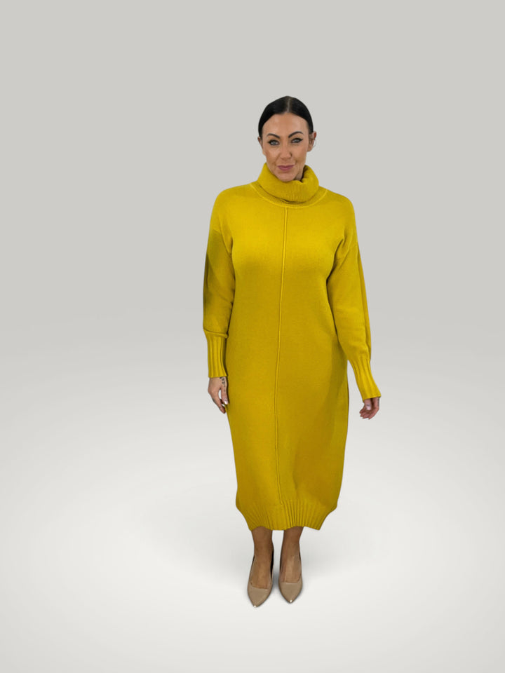 Modelo veste vestido de malha amarelo Isabelle Hannover com gola alta, mangas compridas e corte midi confortável.