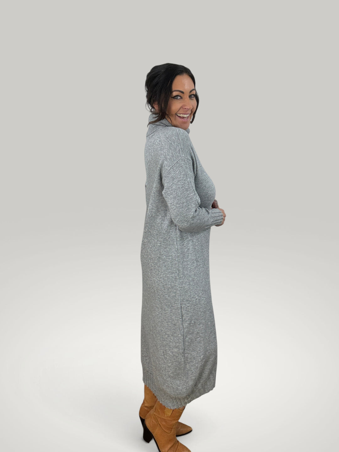 Modelo sorridente veste vestido de malha cinzento Isabelle Hannover com gola alta e mangas compridas