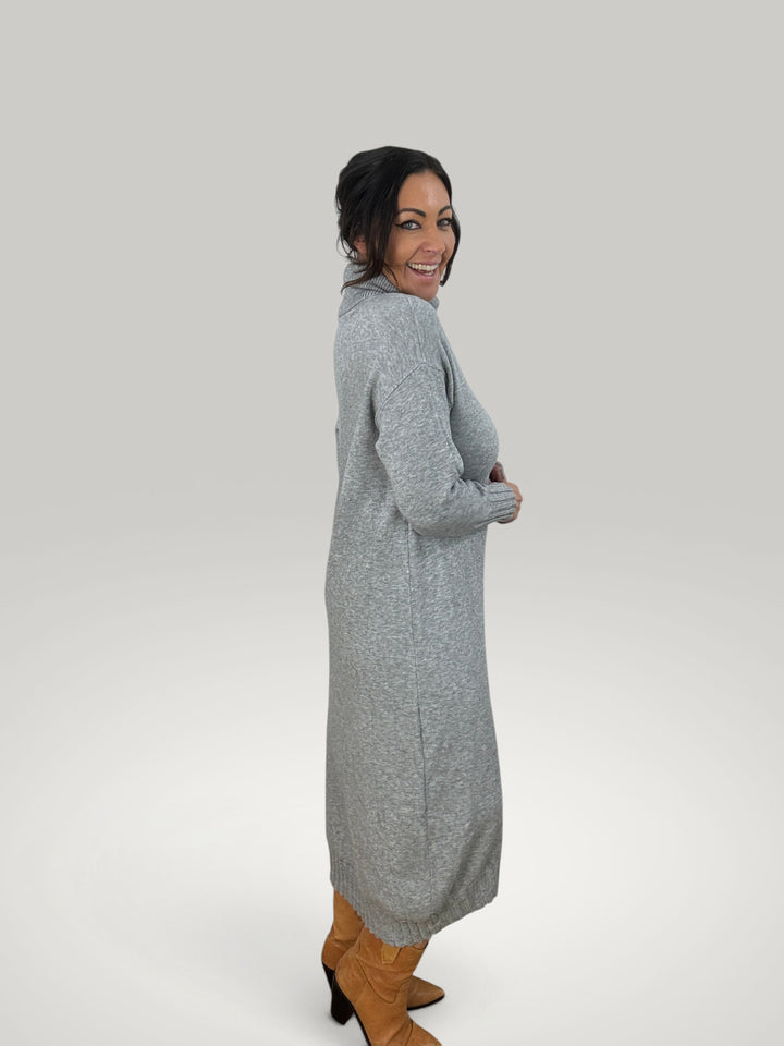 Modelo sorridente veste vestido de malha cinzento Isabelle Hannover com gola alta e mangas compridas