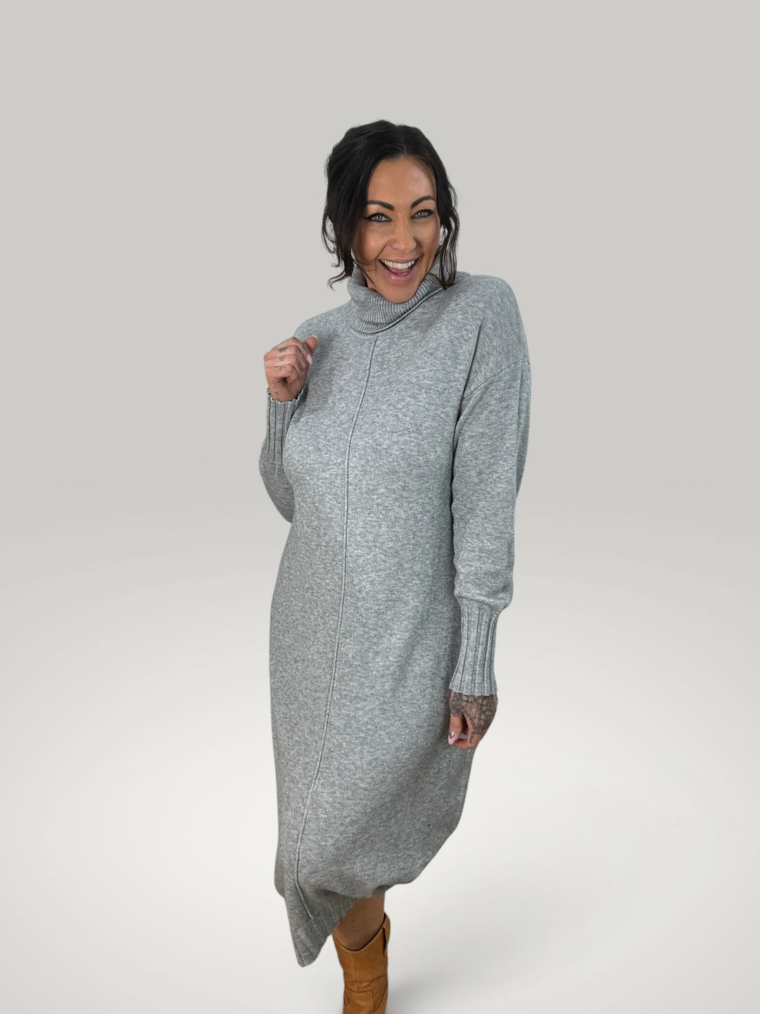 Modelo sorridente veste vestido de malha cinzento Isabelle Hannover com gola alta e mangas compridas