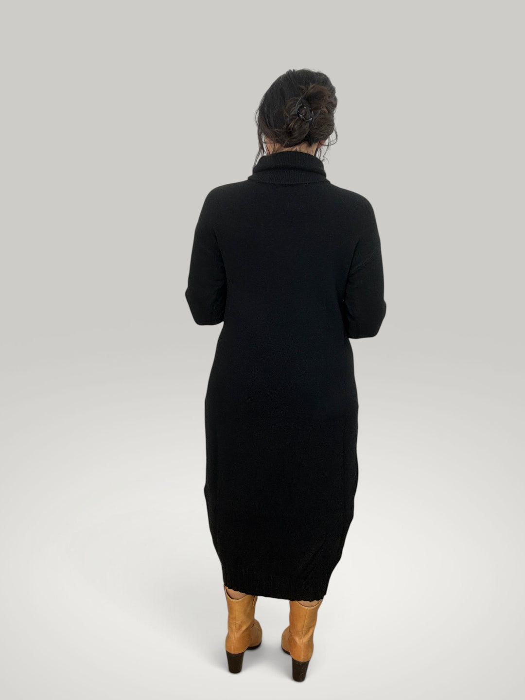 Vestido de malha preto Isabelle Hannover com gola alta e mangas compridas, visto de costas sobre fundo neutro.