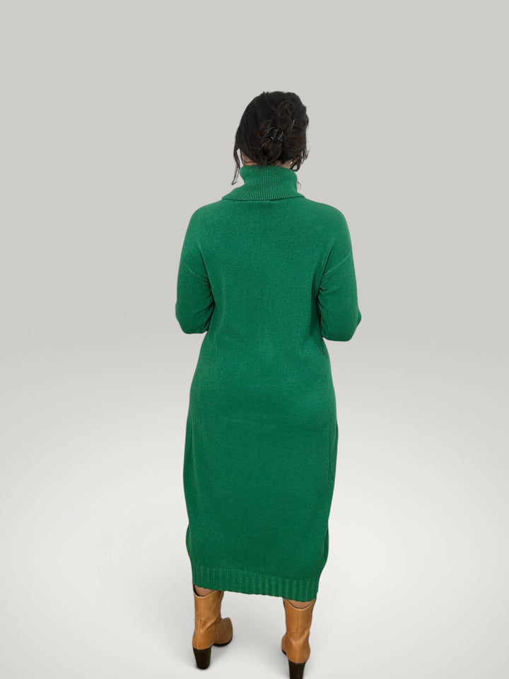 Vestido de malha verde Isabelle Hannover com gola alta e mangas compridas, visto de costas sobre fundo neutro.