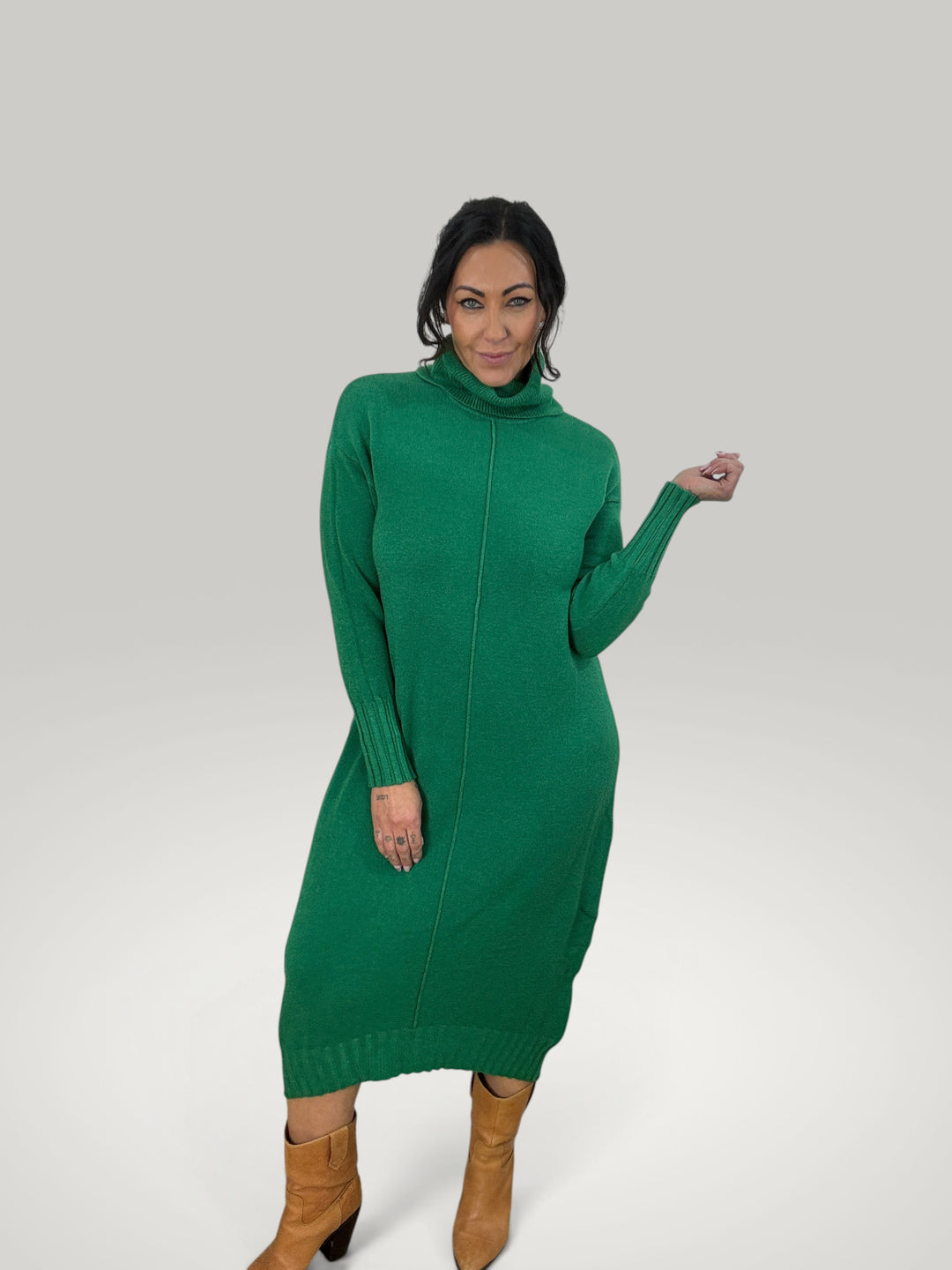 Modelo veste vestido de malha verde Isabelle Hannover com gola alta e mangas compridas, estilo casual e confortável.