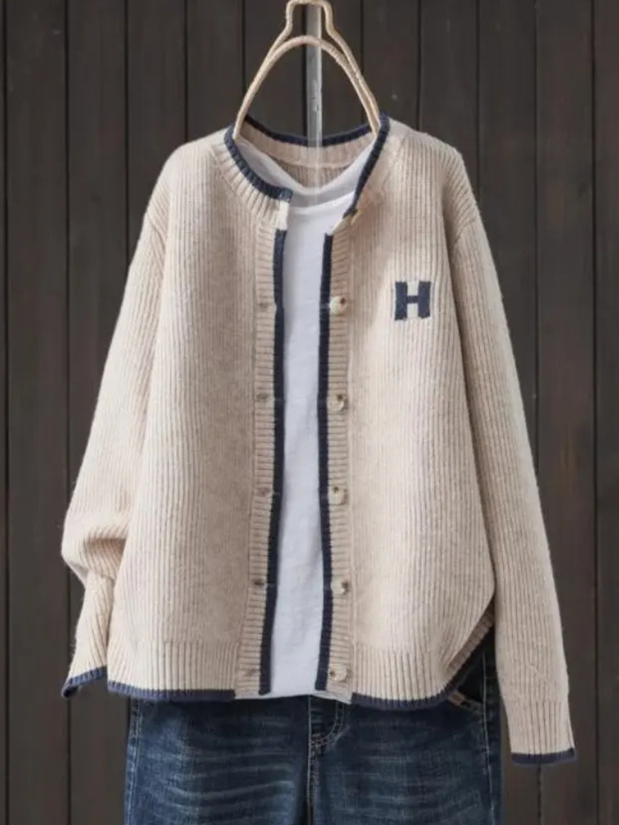 Sundra | Damen Oversized Strickjacke mit H-Logo" can be rewritten as:

"Sundra | Damen Oversized Strickjacke mit H-Emblem
