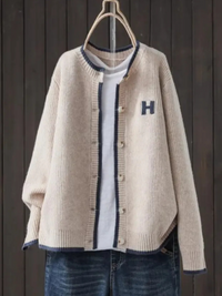 Sundra | Damen Oversized Strickjacke mit H-Logo" can be rewritten as:

"Sundra | Damen Oversized Strickjacke mit H-Emblem