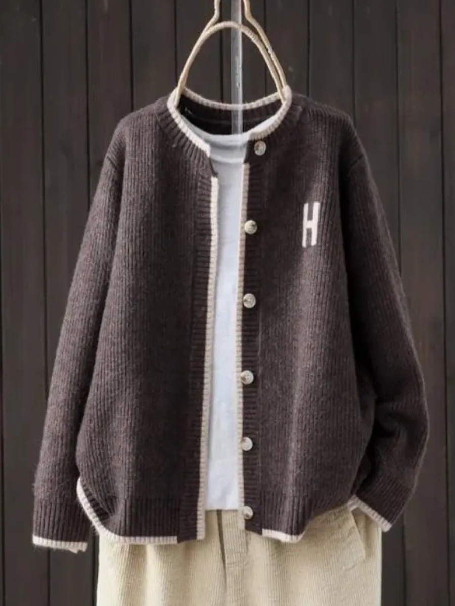 Sundra | Damen Oversized Strickjacke mit H-Logo" can be rewritten as:

"Sundra | Damen Oversized Strickjacke mit H-Emblem
