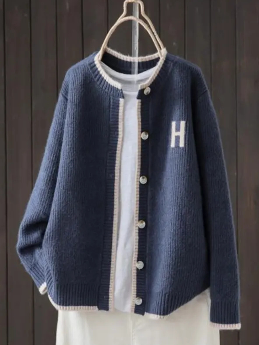 Sundra | Damen Oversized Strickjacke mit H-Logo" can be rewritten as:

"Sundra | Damen Oversized Strickjacke mit H-Emblem